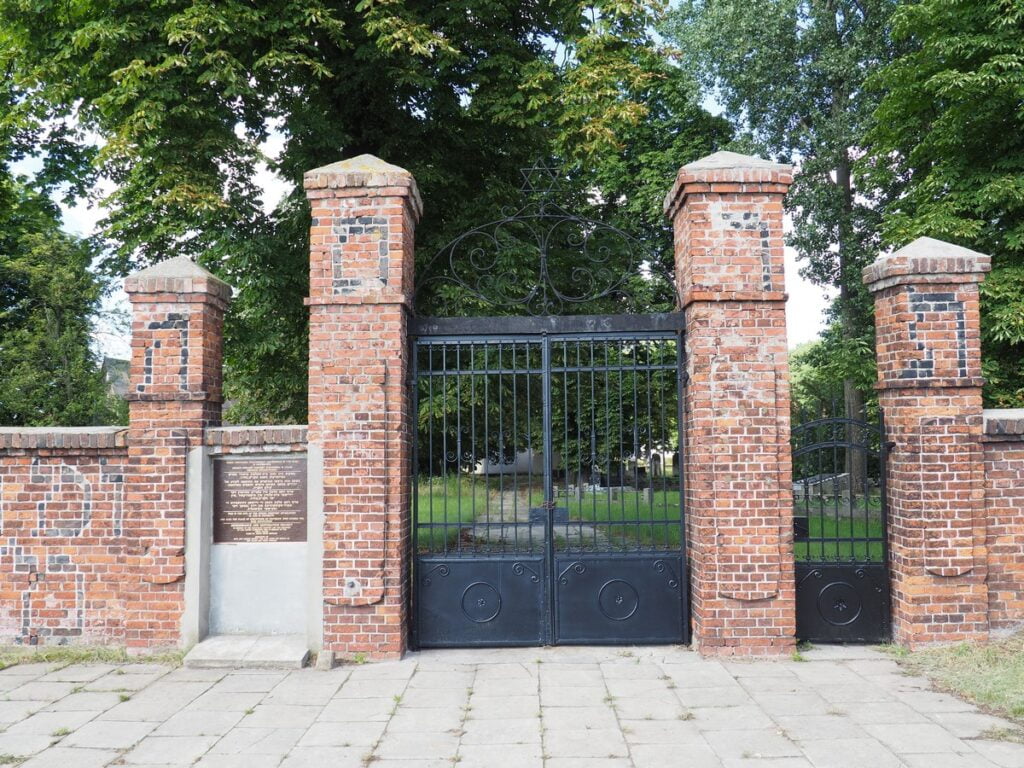 Cmentarz Rzymskokatolicki W Piotrkowie Trybunalskim Synagoga i cmentarz żydowski w Piotrkowie Trybunalskim - tymrazem.pl