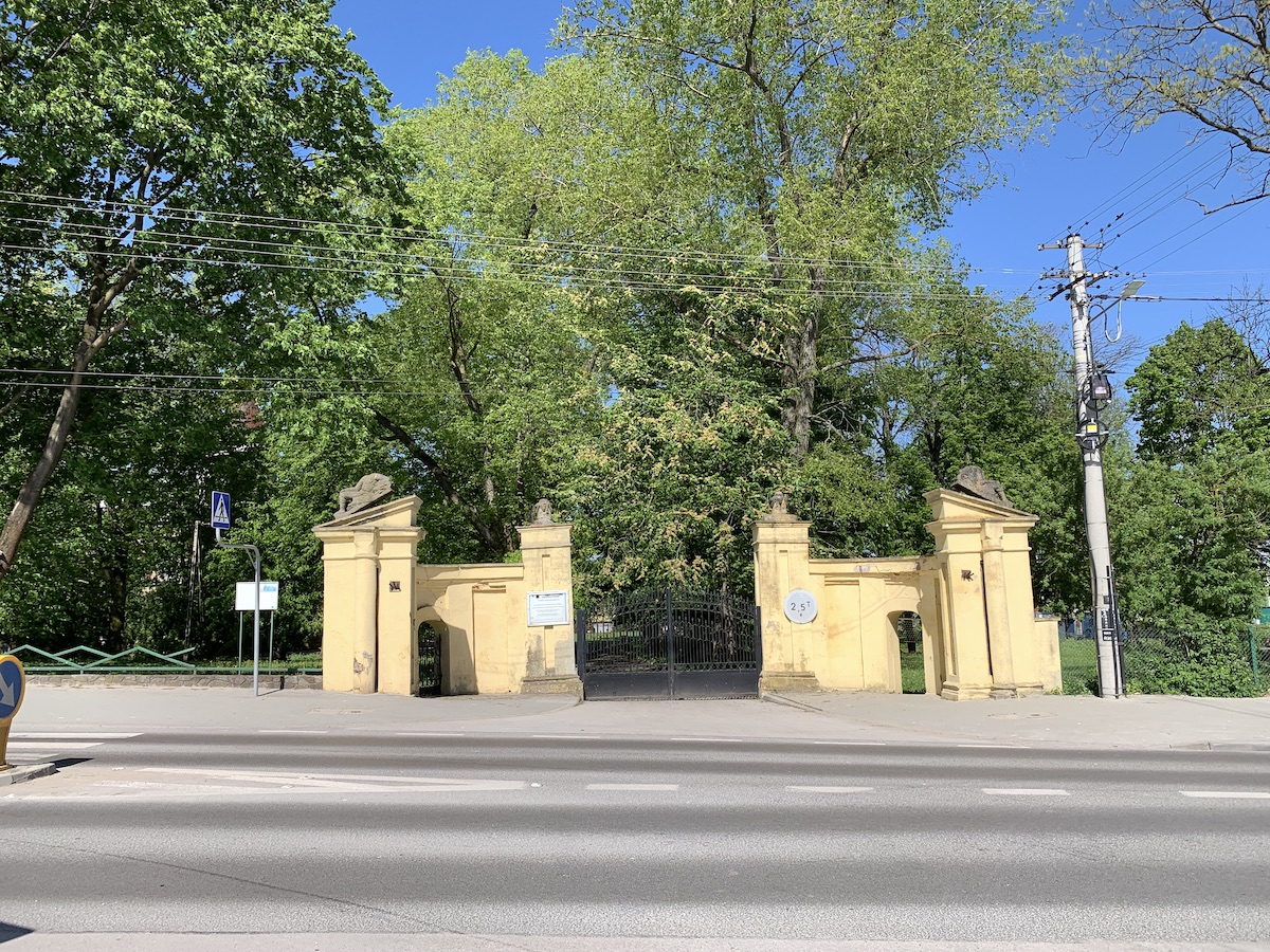 Pałac Dobieckich w Łopusznie – ślady po dawnym luksusie