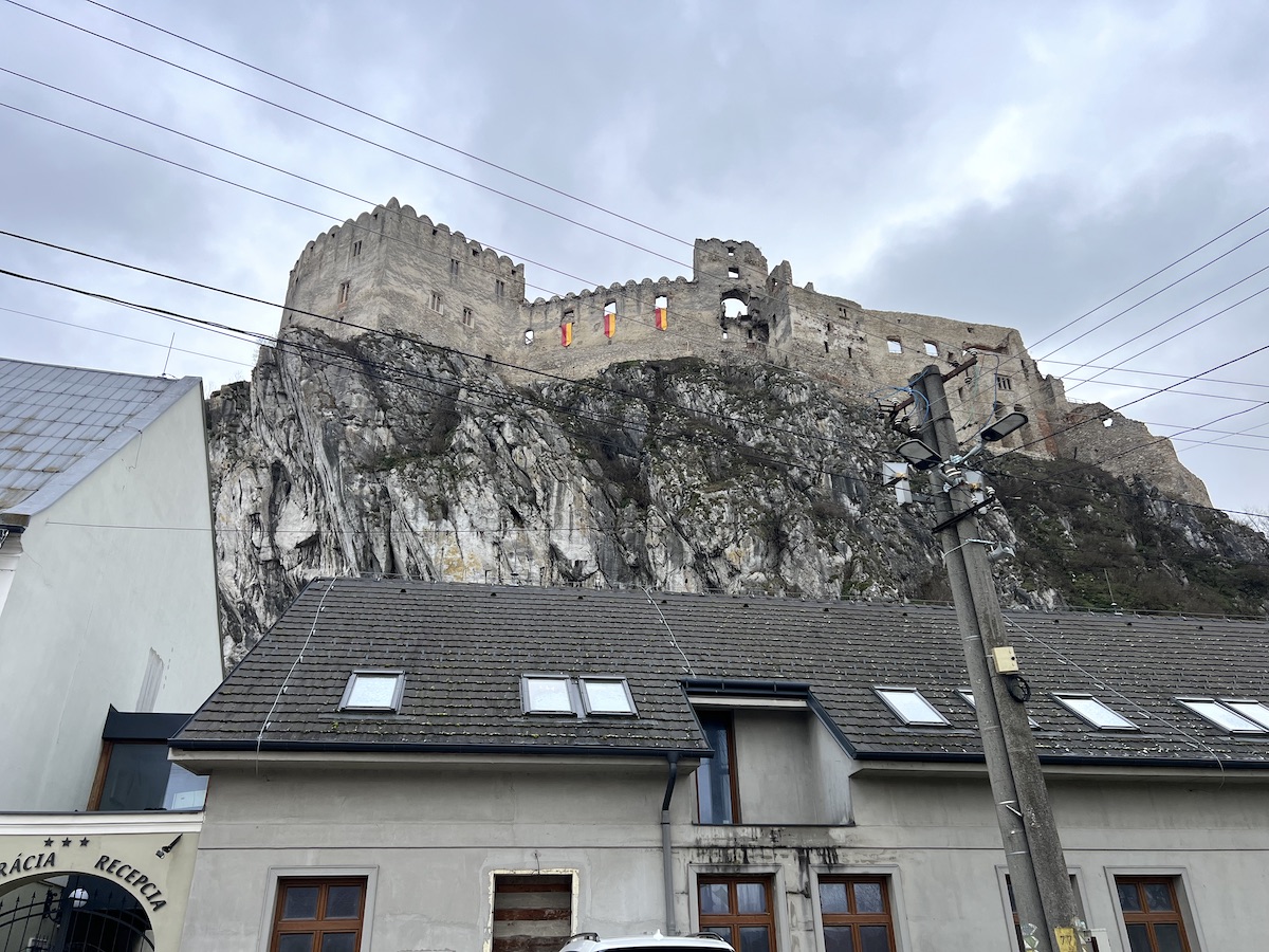 Zamek Beckov – strażnik doliny Wagu i perła słowackich ruin